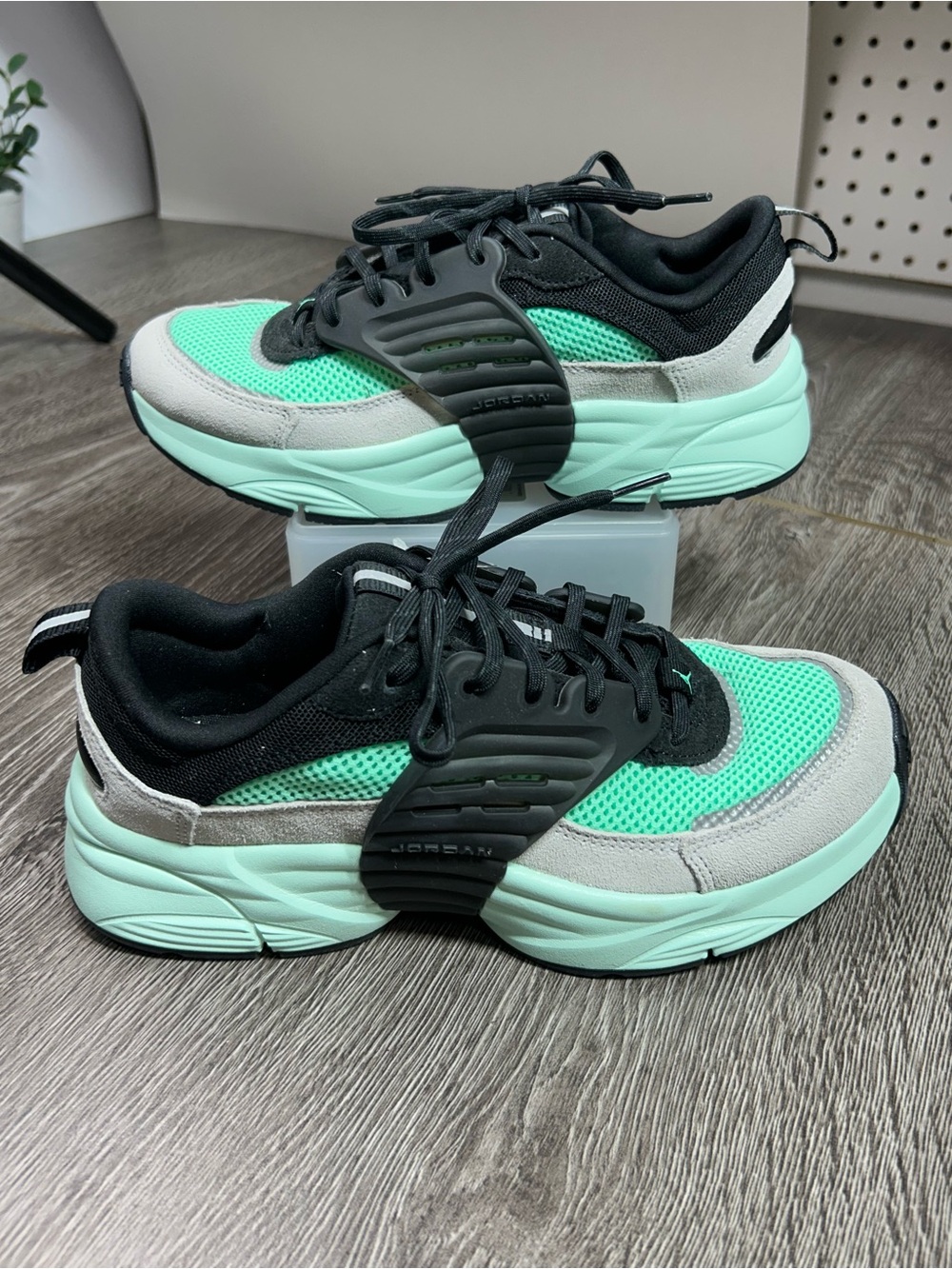 Jordan big kids trunner O/S Sneakers in Mint Green, Black & Light Gray